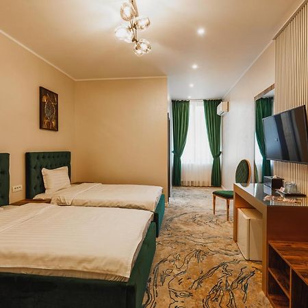 Motel Andra Tecuci Buitenkant foto