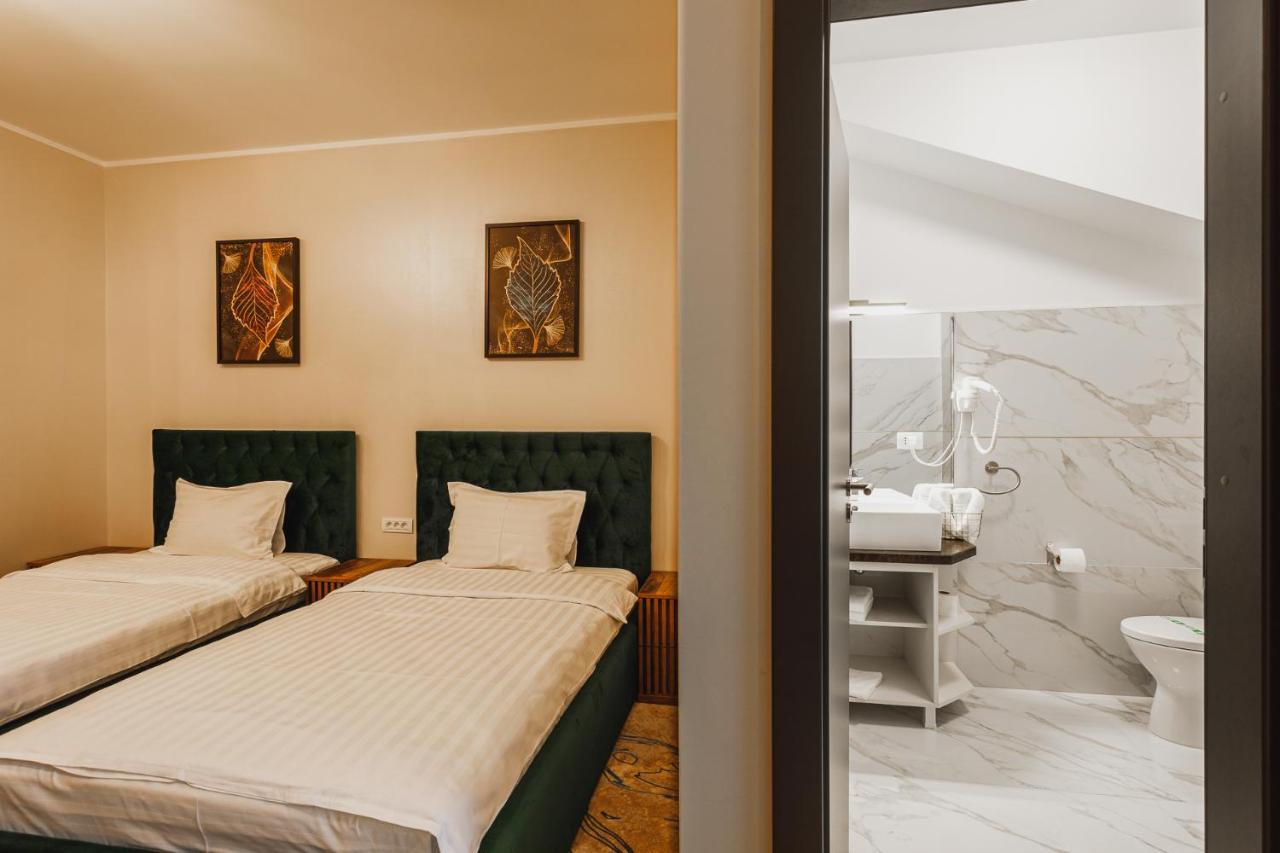 Motel Andra Tecuci Buitenkant foto