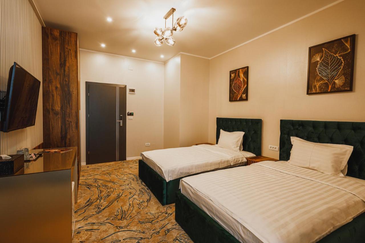 Motel Andra Tecuci Buitenkant foto