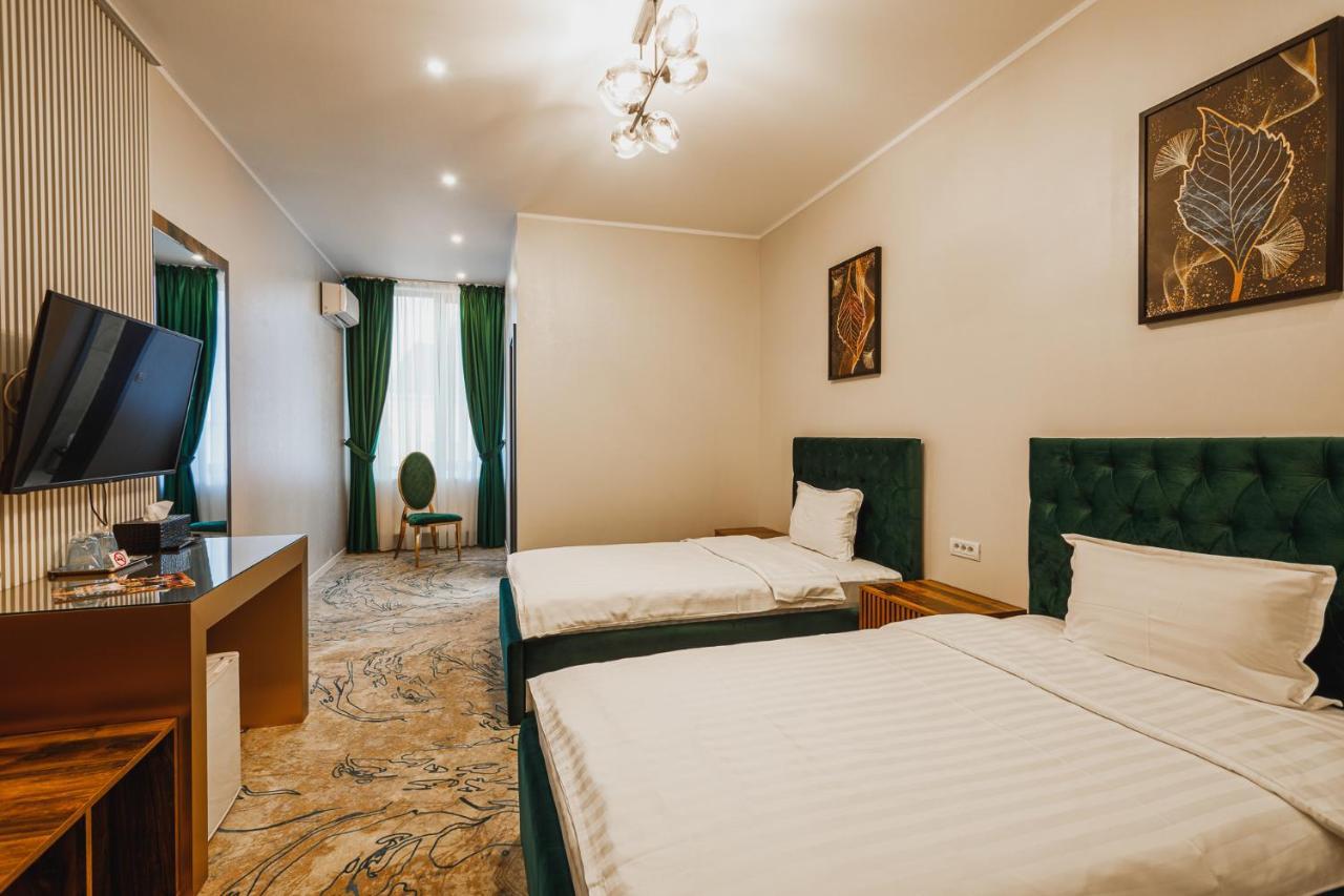 Motel Andra Tecuci Buitenkant foto